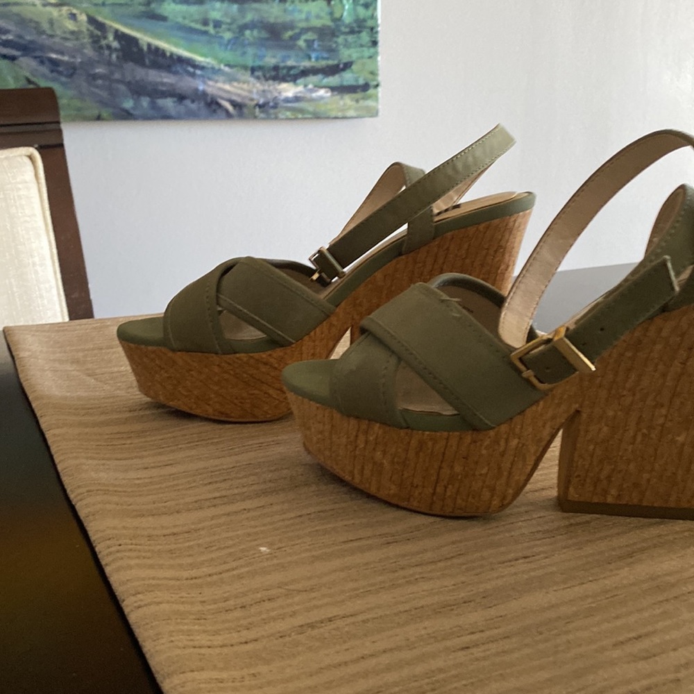 White House Black Market Size 6.5 Wedge in Clover Green